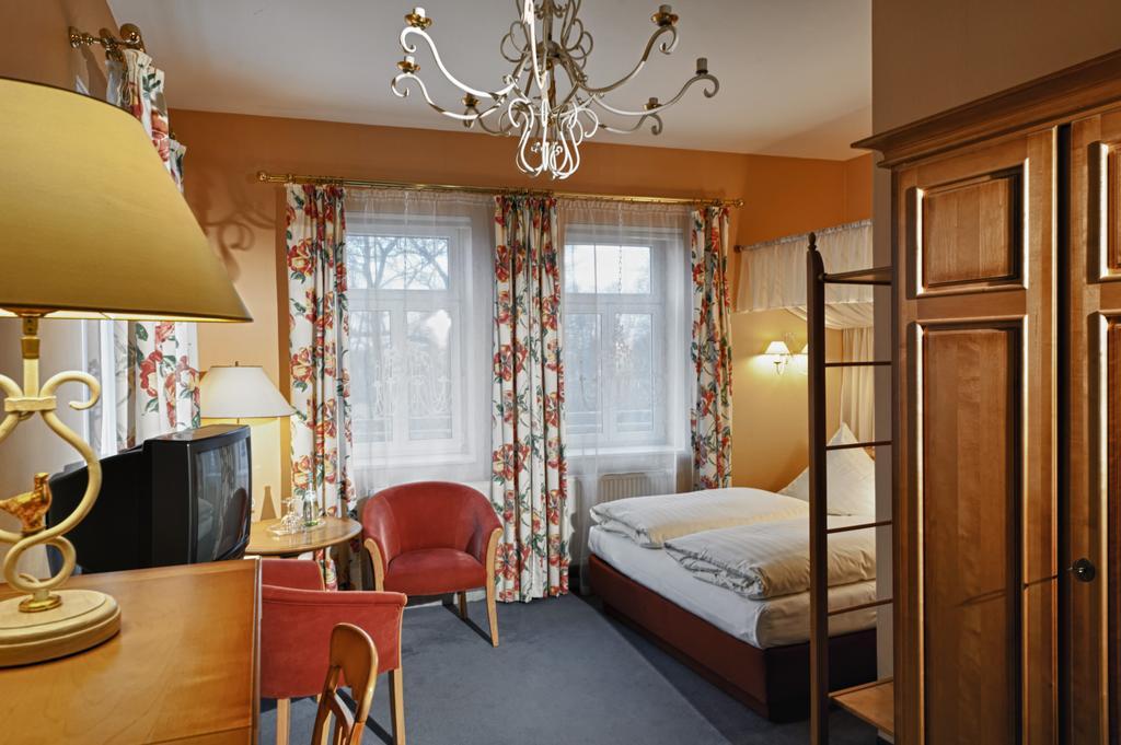 Hotel Schloss Schweinsburg Neukirchen-Pleiße Rum bild
